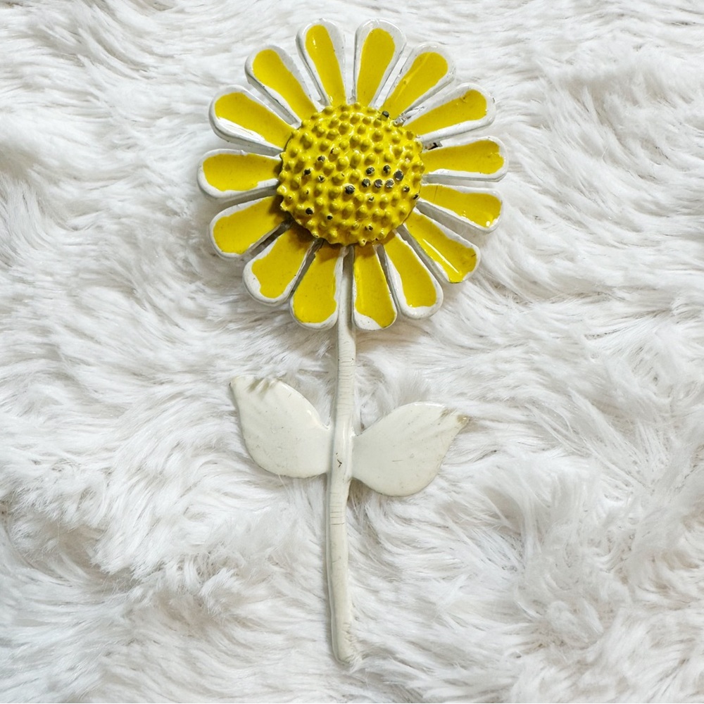 Vintage Mod Daisy Enamel Flower Brooch